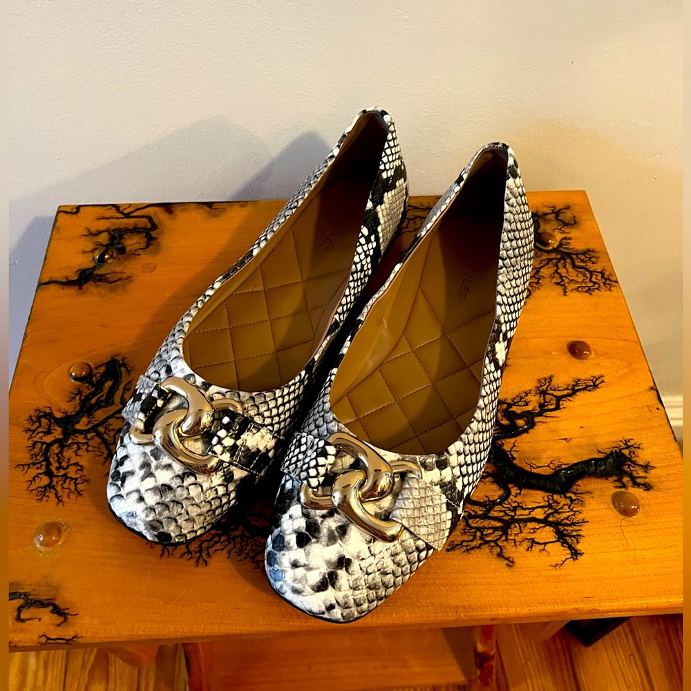 Beautiful NWOT Aerosoles! Size 10! Animal print pattern.